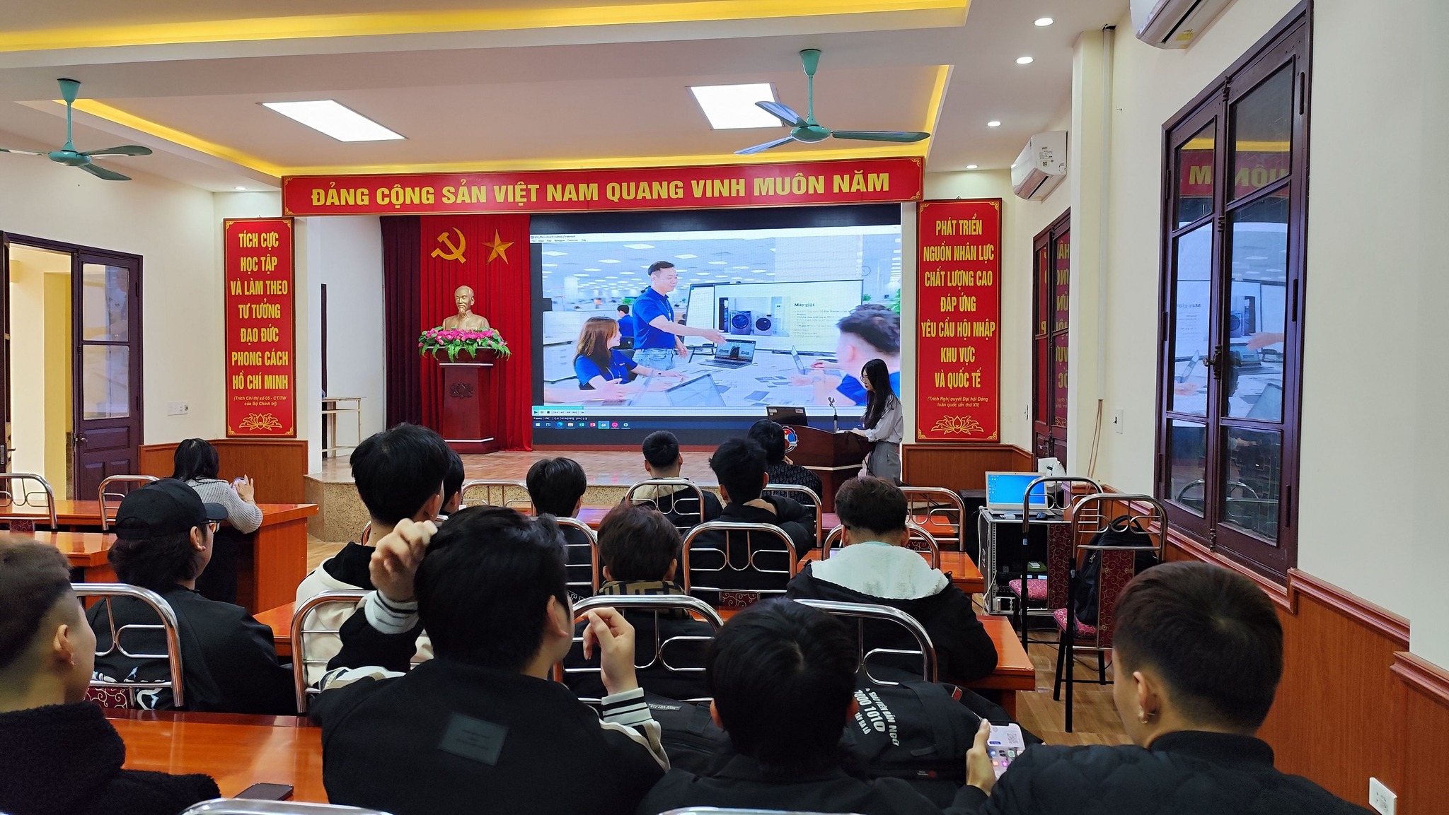 TỔ CHỨC HƯỚNG NGHIỆP, TÌM HIỂU CƠ HỘI VIỆC LÀM CHO CÁC BẠN SINH VIÊN NGÀNH ĐIỆN CÔNG NGHIỆP TỐT NGHIỆP NĂM 2025