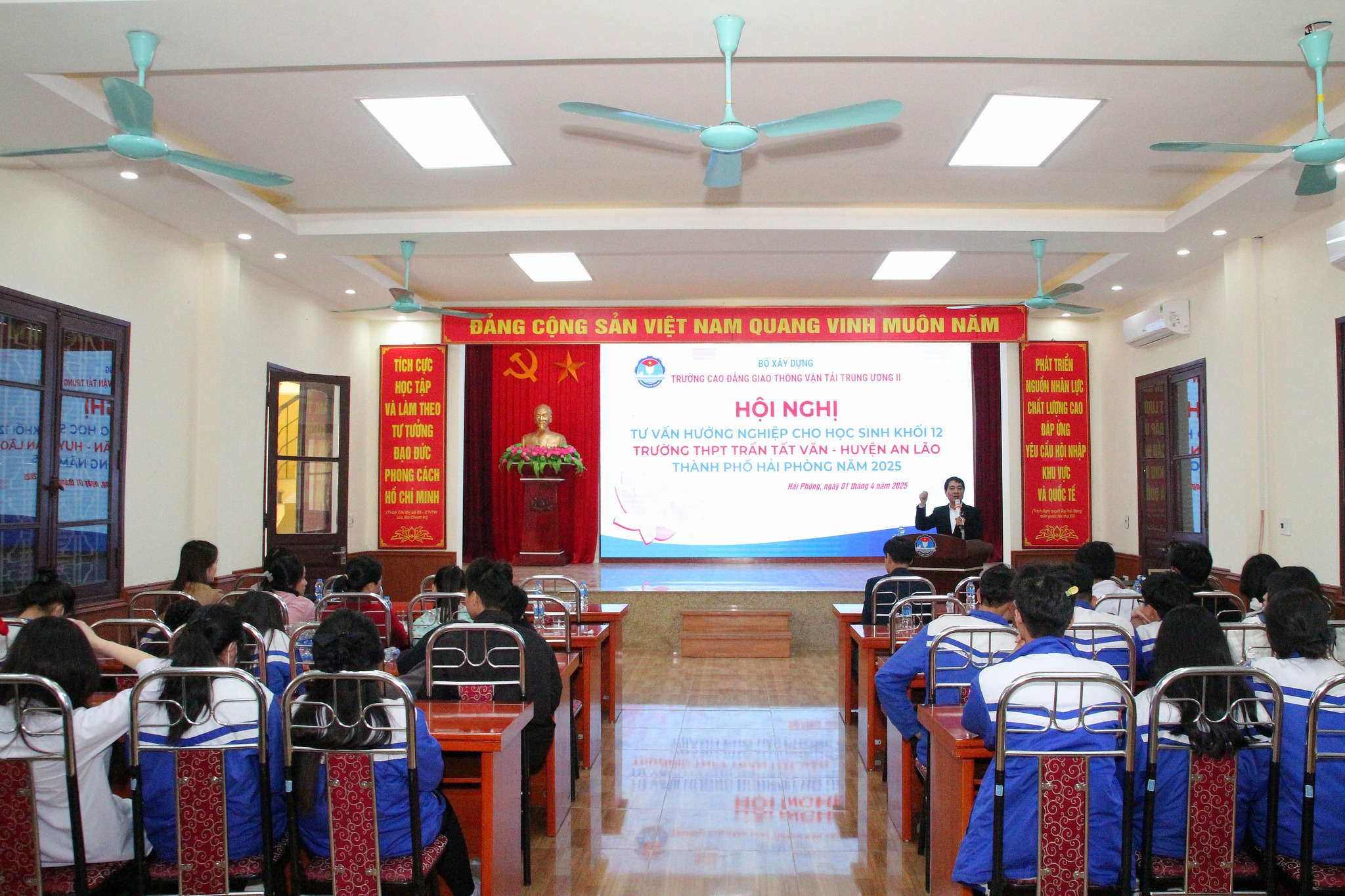 TƯ VẤN HƯỚNG NGHIỆP CHẮP CÁNH TƯƠNG LAI CHO HỌC SINH KHỐI 12 TRƯỜNG THPT TRẦN TẤT VĂN