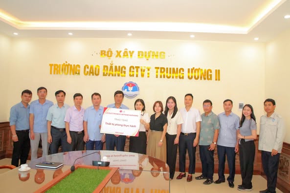 TRAO TẶNG THIẾT BỊ PHÒNG THỰC HÀNH TRẢI NGHIỆM THỰC TẾ VỮNG BƯỚC TƯƠNG LAI