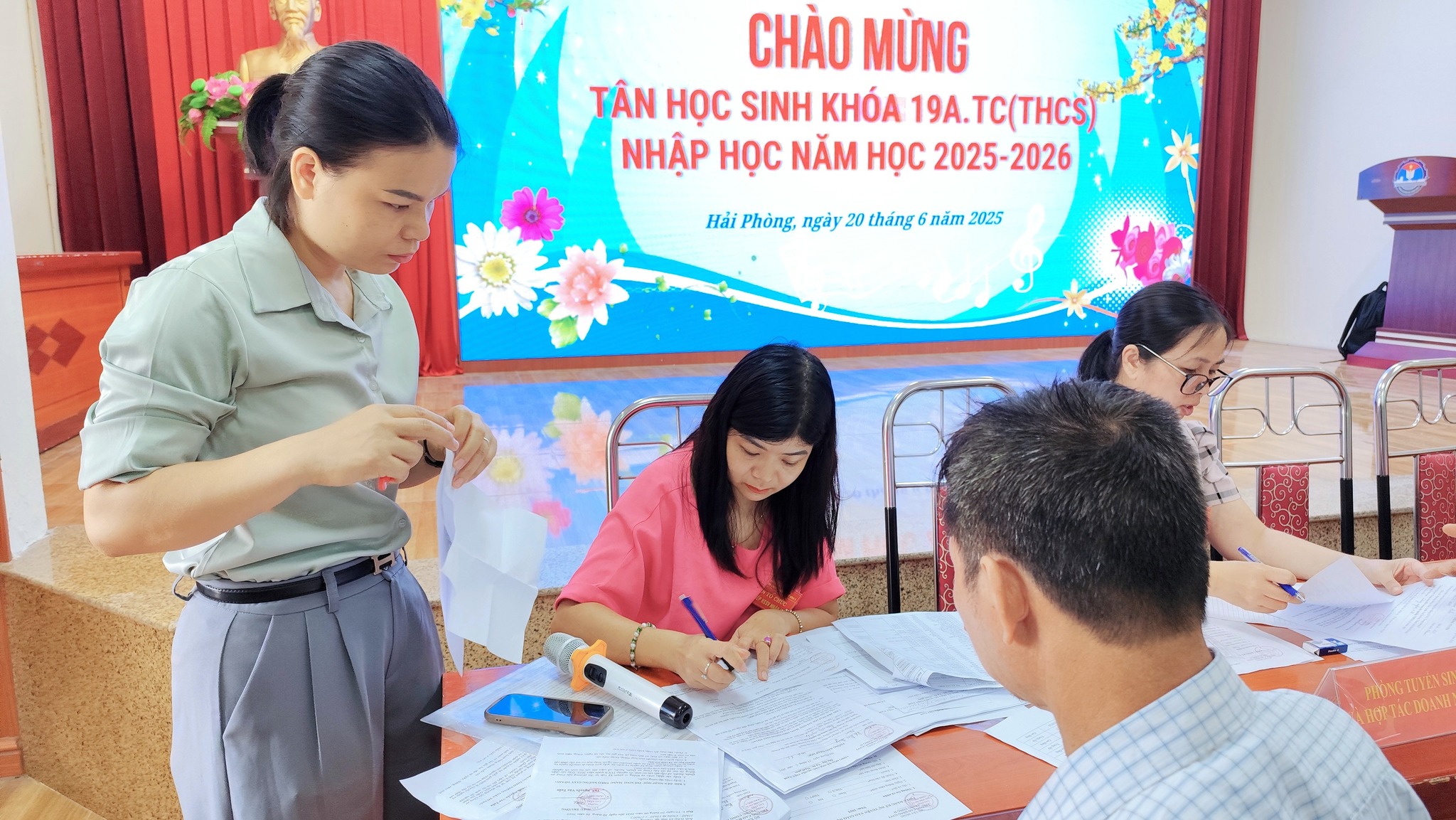 TƯNG BỪNG NGÀY NHẬP HỌC ĐẦU TIÊN CỦA KHÓA 19A.TC (THCS)